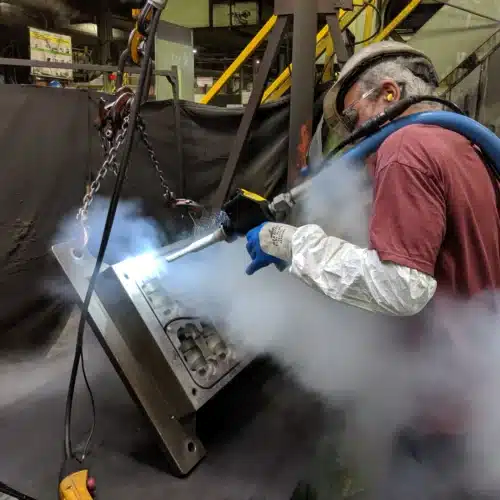 Limpieza con hielo seco de un molde de fundición de aluminio